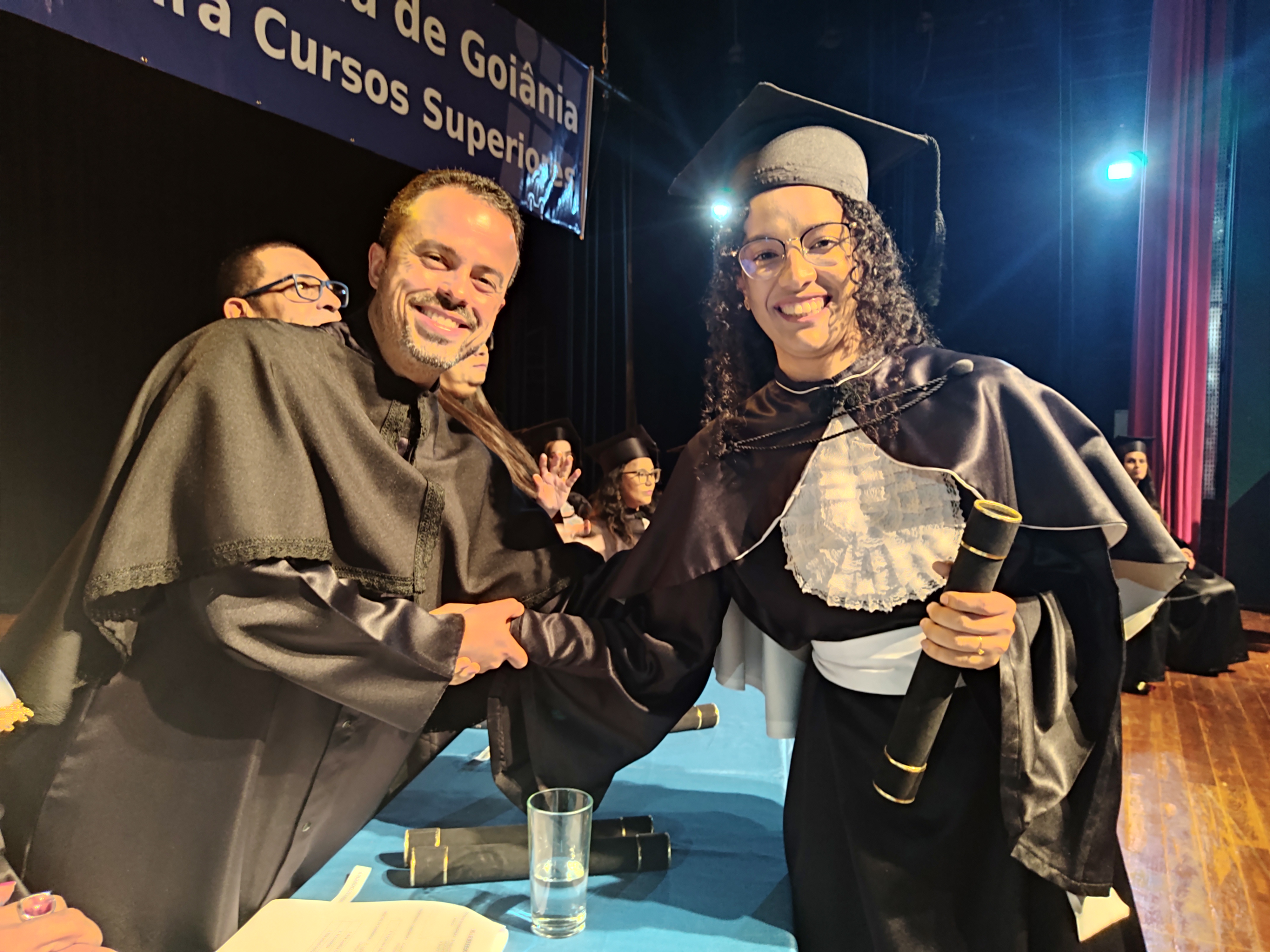 Diretor-geral do Câmpus Aparecida de Goiânia do IFG, professor Eduardo de Carvalho Rezende, com a formanda Rita Isabela, do curso de Licenciatura em Dança. (Na imagem da chamada da matéria no site, a foto é da reitora do IFG, professora Oneida Cristina Gomes Barcelos Irigon, com a formanda Cássia Divino Santos, do curso de Pedagogia Bilíngue)